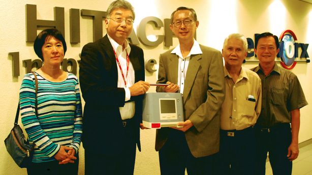 Mr Yagi presented the sleep diagnostic and therapy homecare ventilation unit to MND Malaysia. From left: Dr Loh Ee Chin; Mr Yagi; Mr Benny Ng, Chairman of MND Malaysia; Mr Soo and Mr Ong, officers from MND Malaysia.